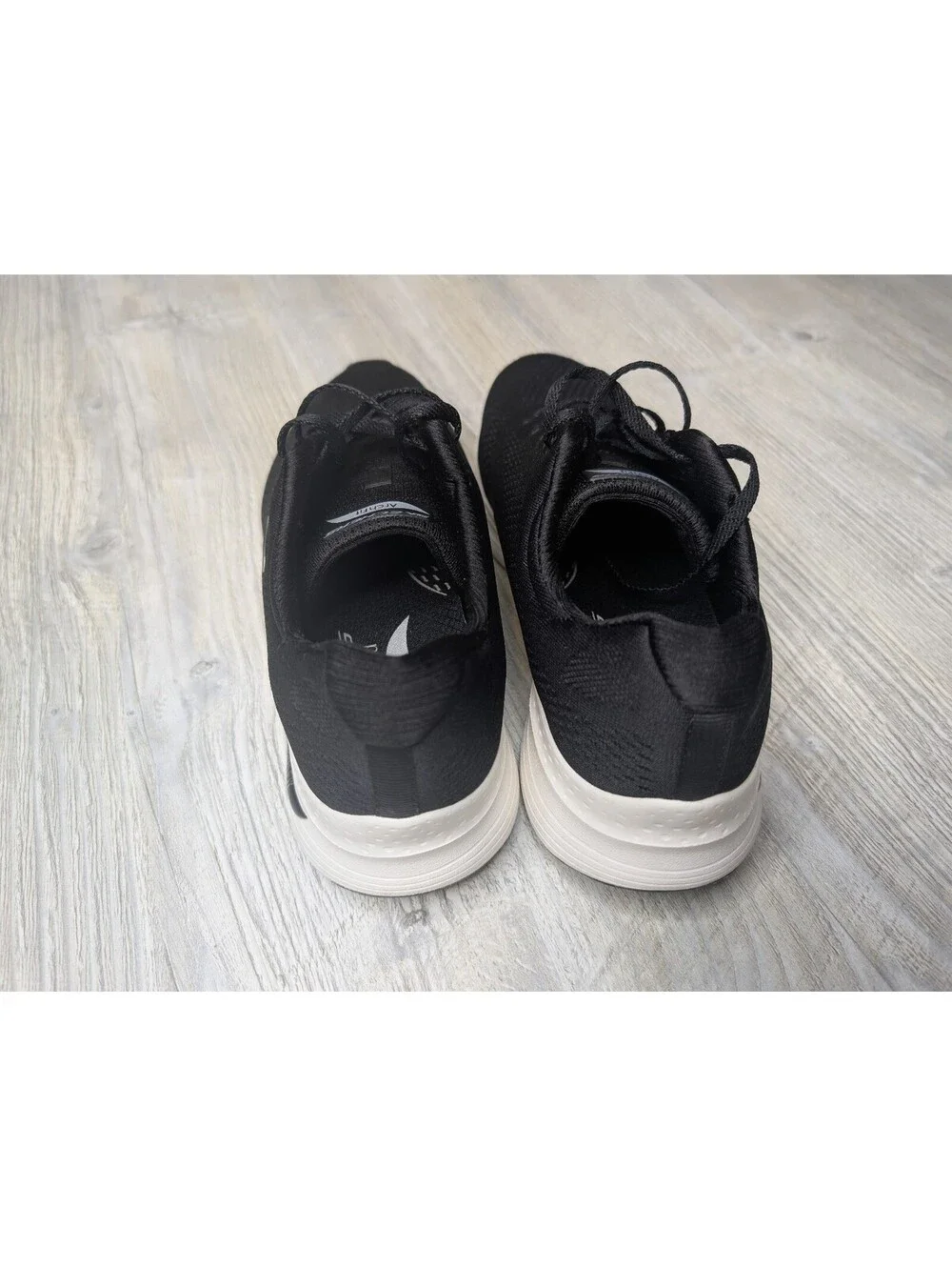 Skechers Arch Fit Black and White Athletic Sneakers Size 9.5 US